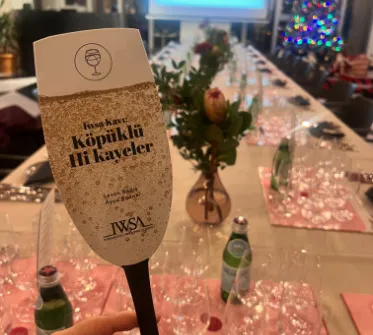 Iwsa Kavı: Köpüklü Hikayeler